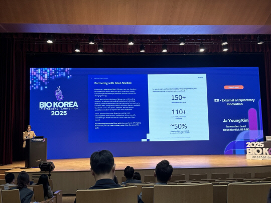 김자영 노보노디스크 US 연구개발(R&D) 리드가 8일 서울 코엑스에서 열린 바이오코리아 컨퍼런스에서 발표를 하고 있다. 사진 이미선 기자.